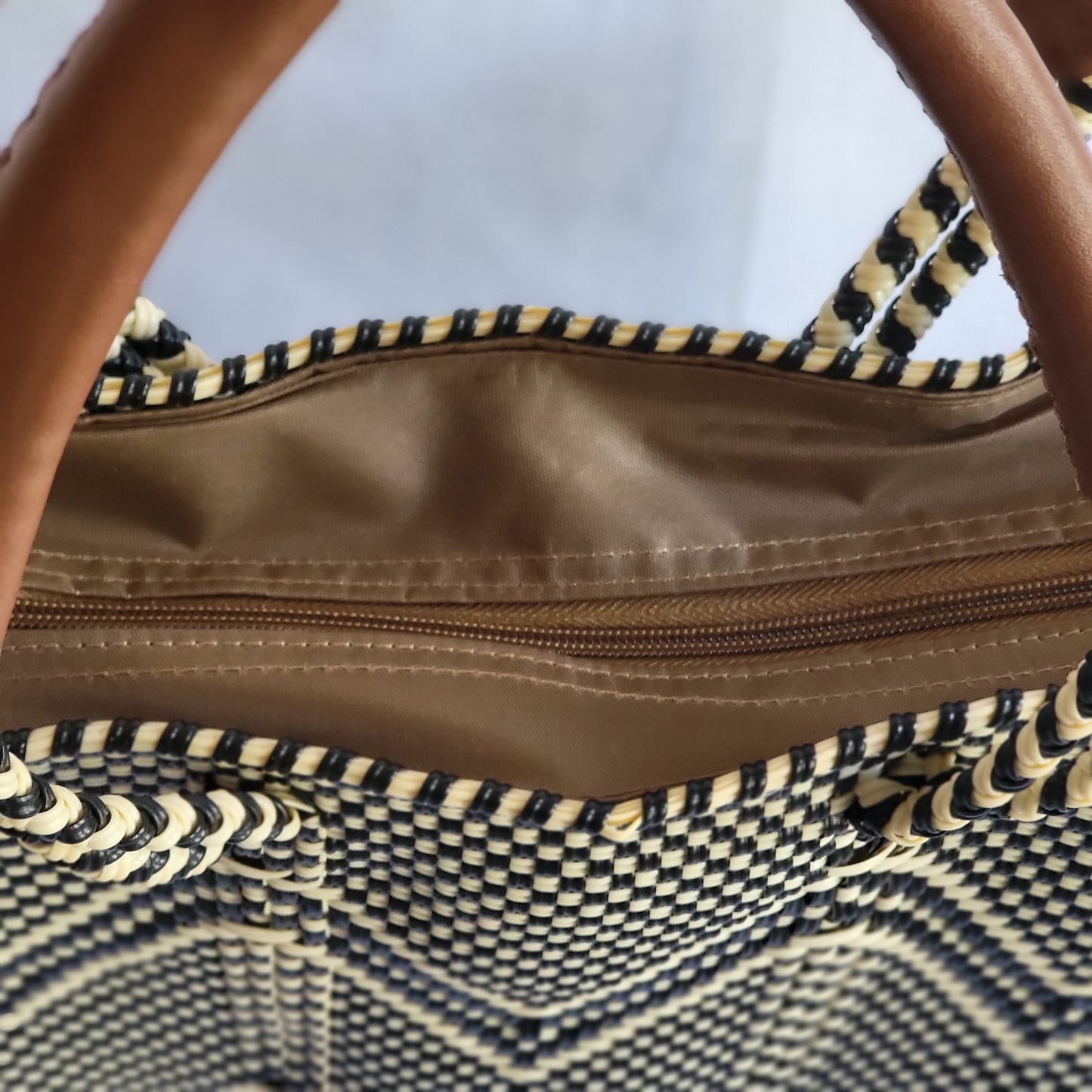 Lola Medium Bag - Zipper Chevron Black & Beige